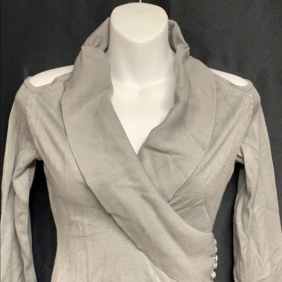 A beautiful gray open shoulders sweater! Gorgeous - Picture 4 of 7